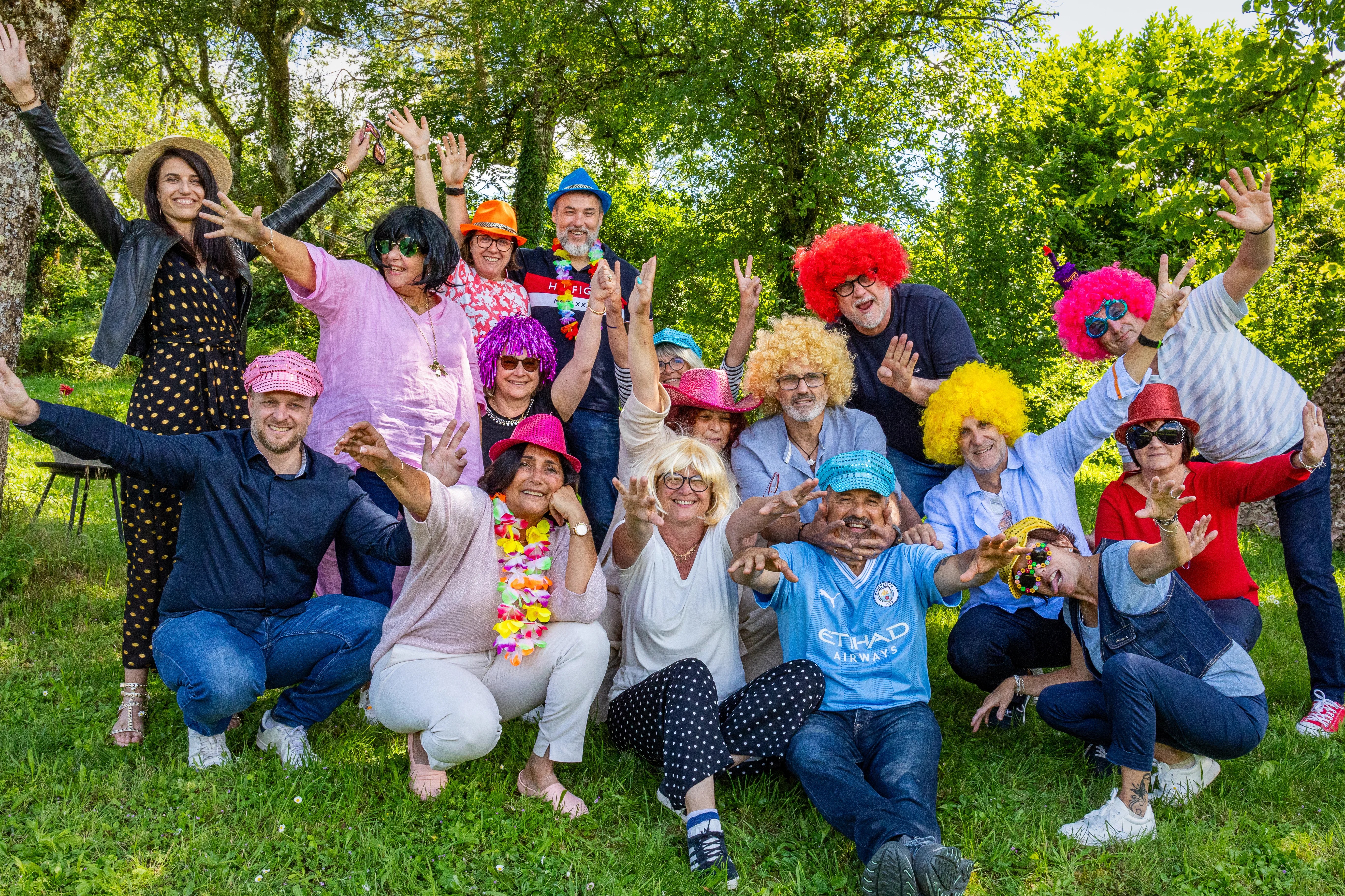 Groupe d'amis déguisé avec des perruques lors d'une fête proche d'Annecy photographié par Marine Bourely Photographe