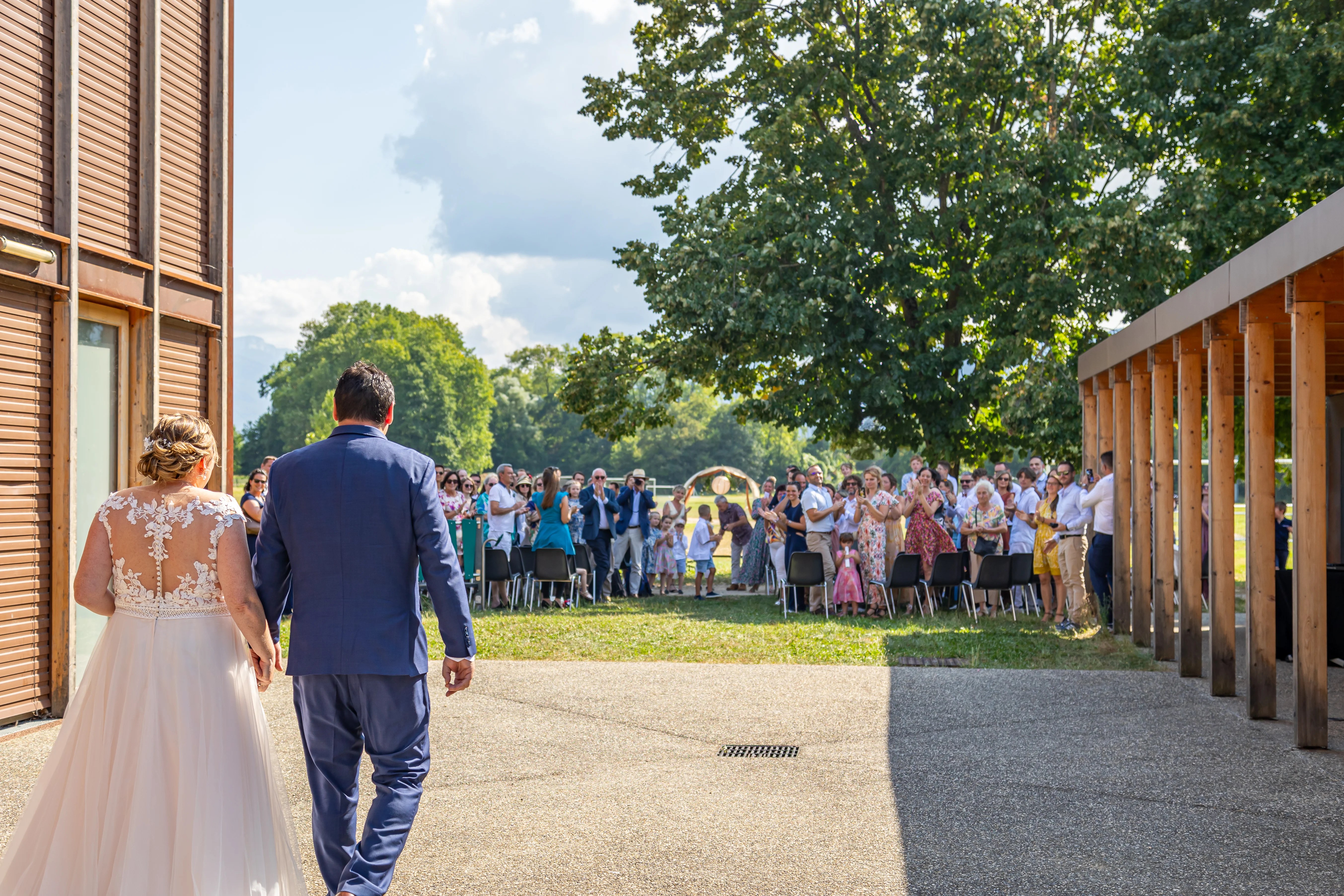 Mariés qui arrivent à leur cérémonie laïque de mariage photographiés par Marine Bourely Photographe