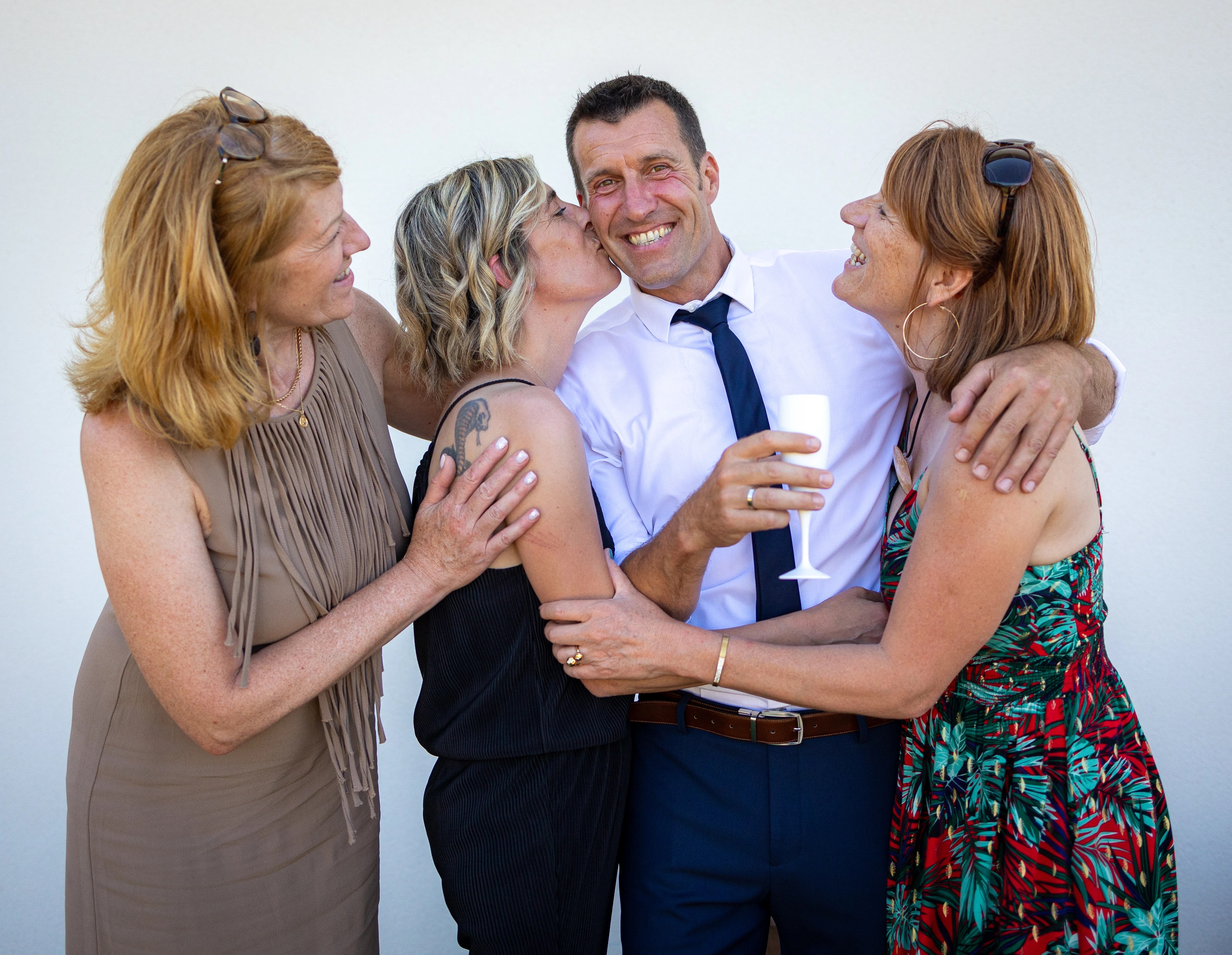 Marié embrassé par ses 3 sœurs photographiés par Marine Bourely Photographe