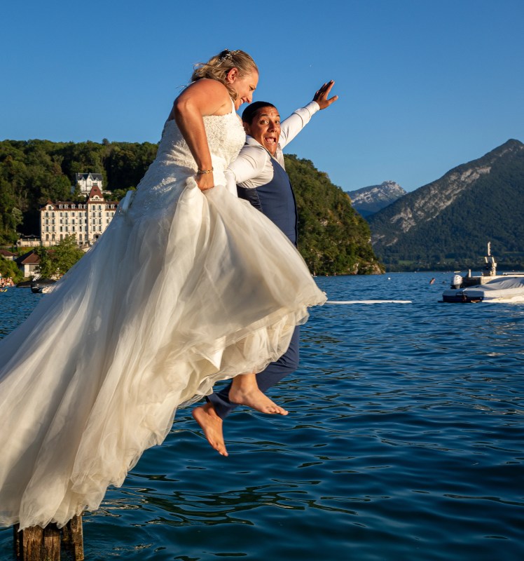 Mariés qui sautent tout habillés dans le lac d'Annecy pendant leur séance after day photographiés par Marine Bourely Photographe