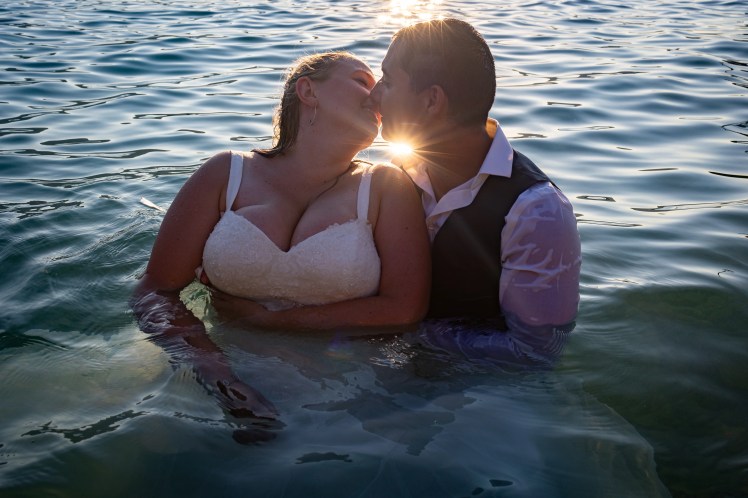 Mariés qui s'embrassent dans le lac d'Annecy pendant leur séance after day photographiés par Marine Bourely Photographe
