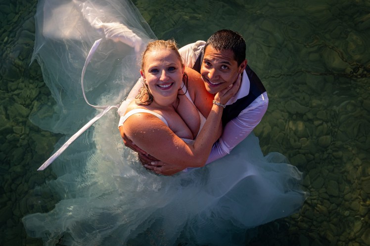Mariés qui s'enlacent dans le lac d'Annecy pendant leur séance after day photographiés par Marine Bourely Photographe