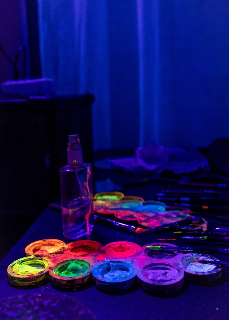 Palette de peinture pour bodypaint aux uv photographiée par Marine Bourely Photographe