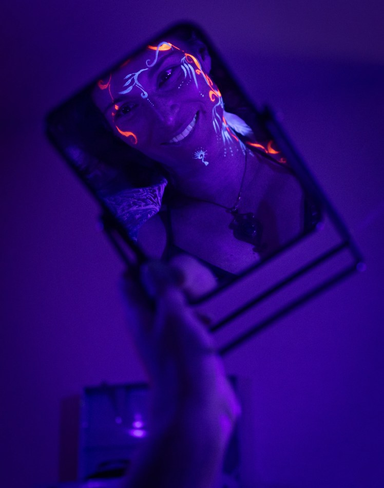 Femme bodypaintée qui se regarde dans le miroir à Annecy, photographiée par Marine Bourely Photographe