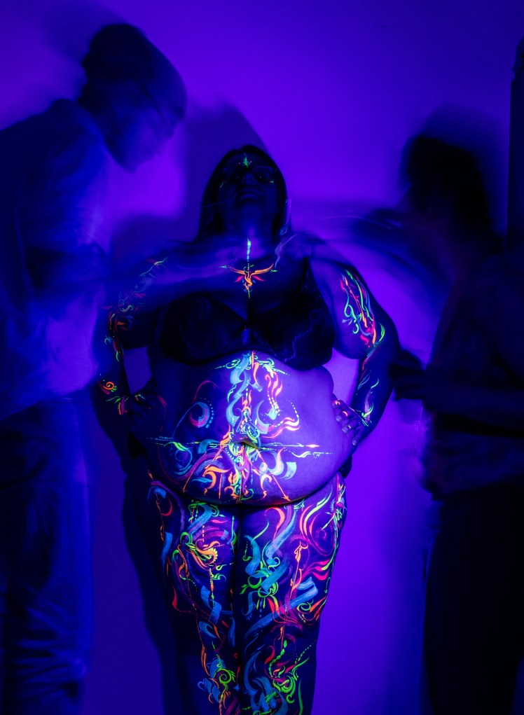 Bodypainteuse aux UV professionnelle en action pour préparer un corps de femme photographiée par Marine Bourely Photographe