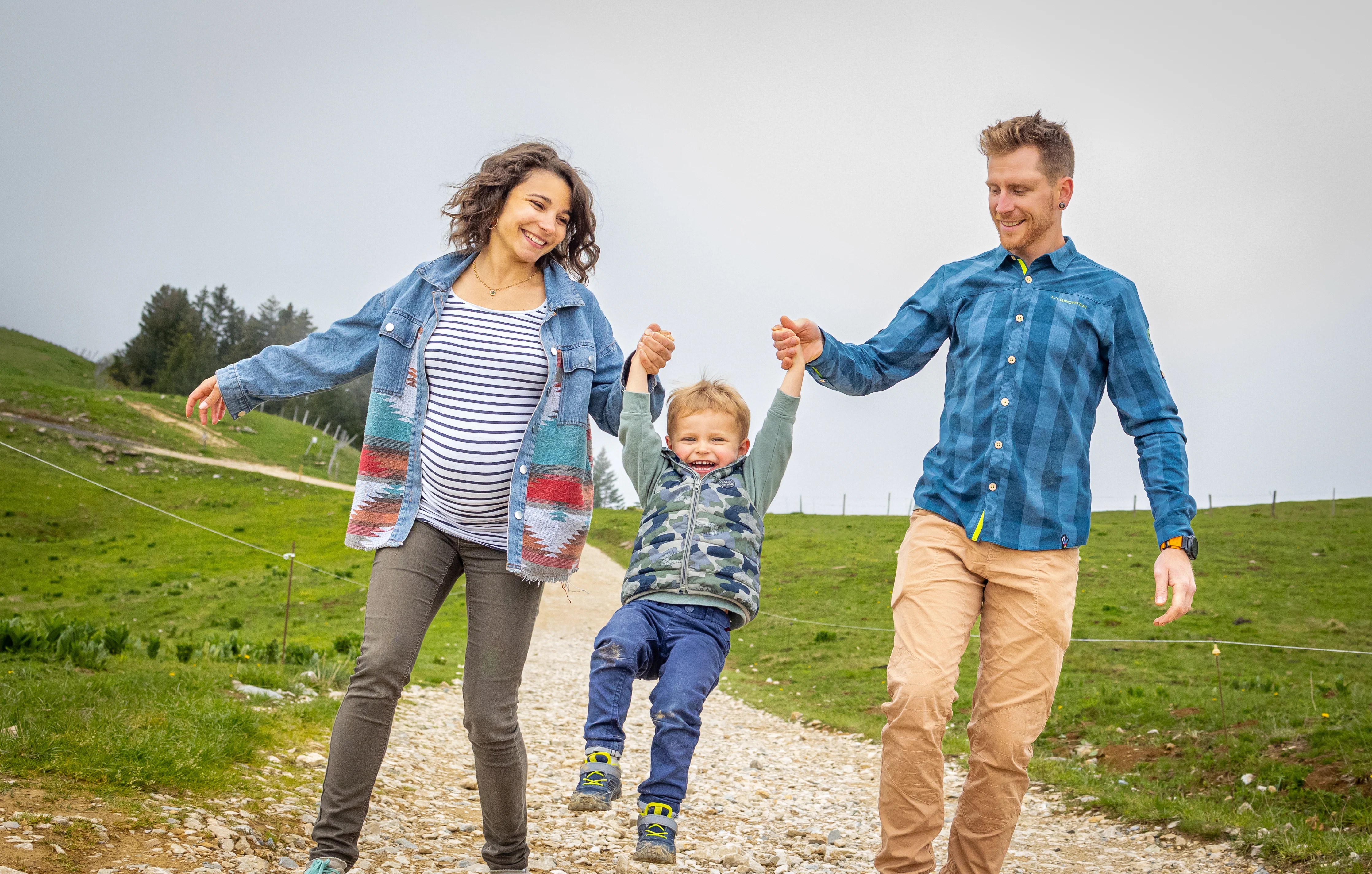 Famille qui joue lifestyle sur un sentier de montagne photographiée par Marine Bourely Photographe
