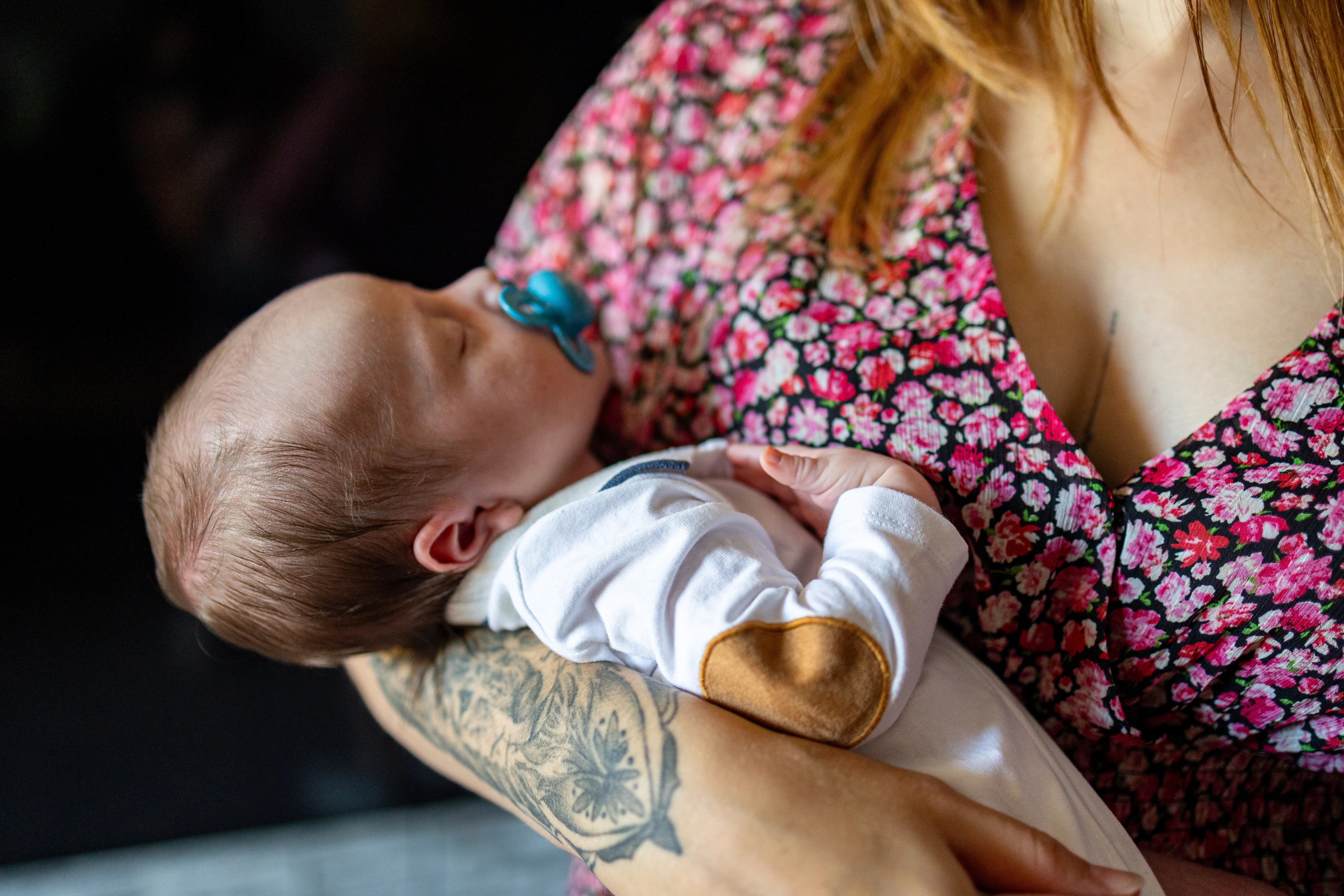 photo bébé dans les bras de maman marine bourely photographe annecy aix les bains rumilly chambéry chanaz