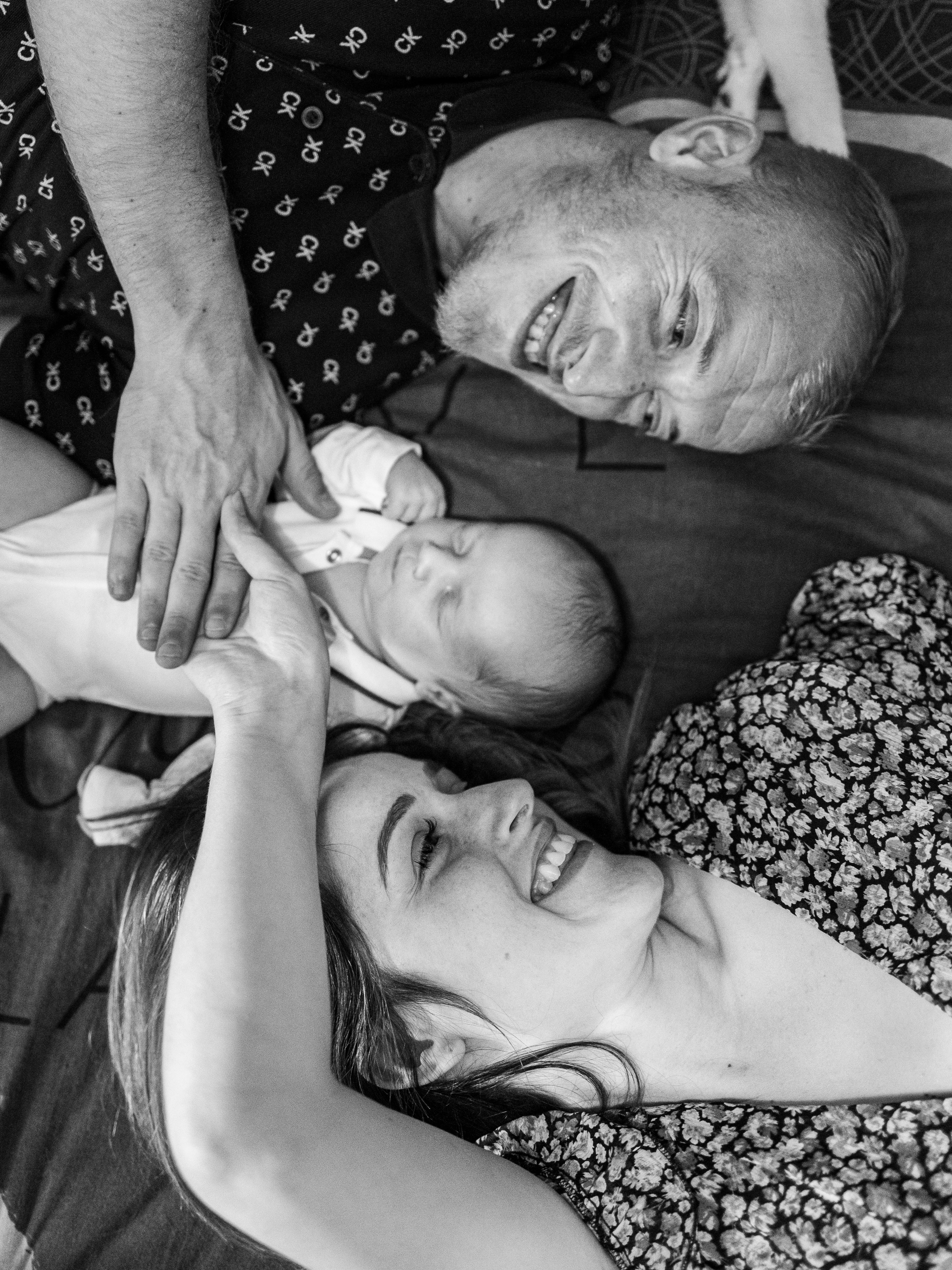 photo couple avec bébé marine bourely photographe annecy aix les bains rumilly chambéry chanaz