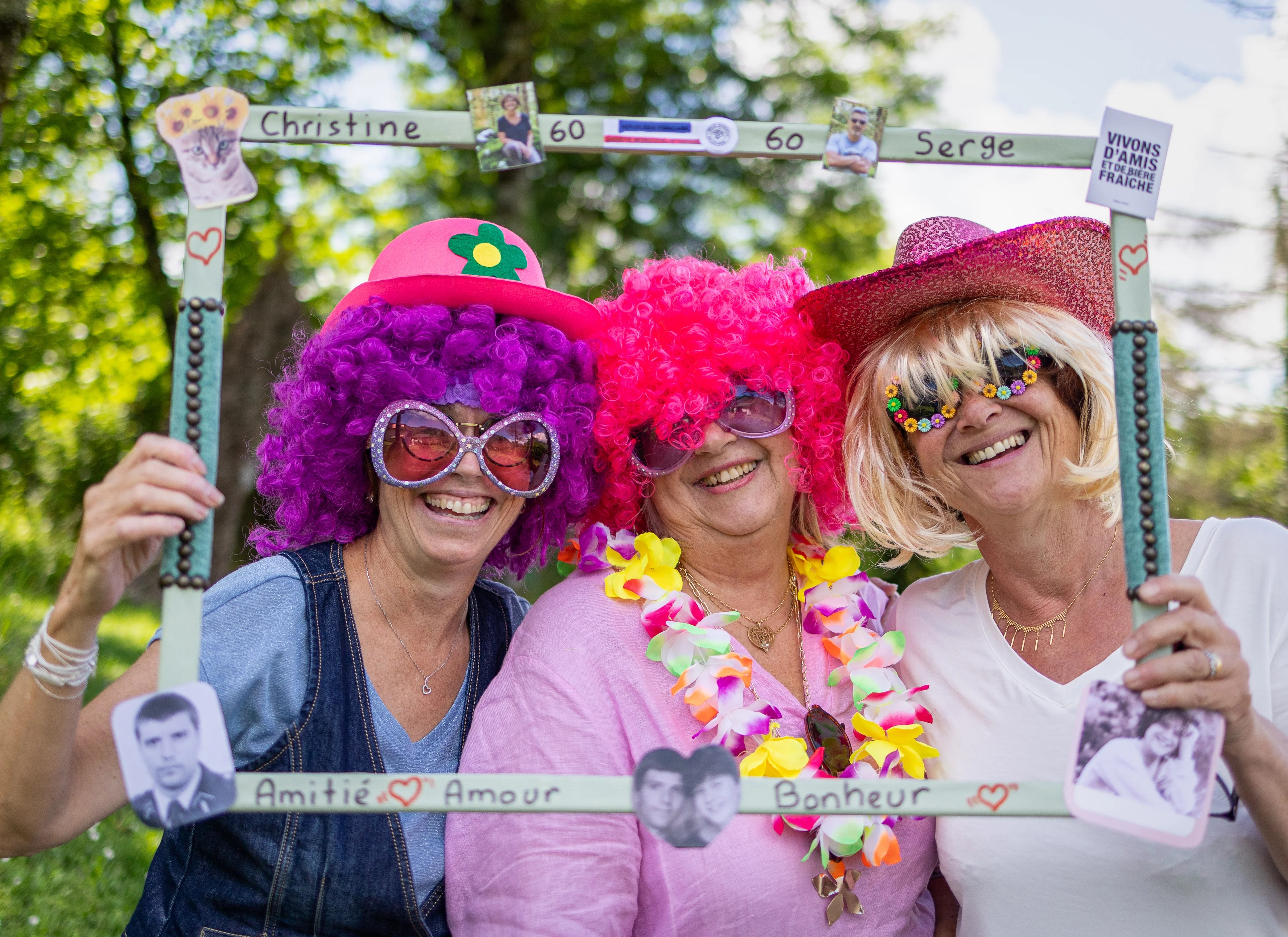 Trois amies déguisées avec des perruques et des chapeaux colorés lors d'une fête d'anniversaire photographié par Marine Bourely Photographe