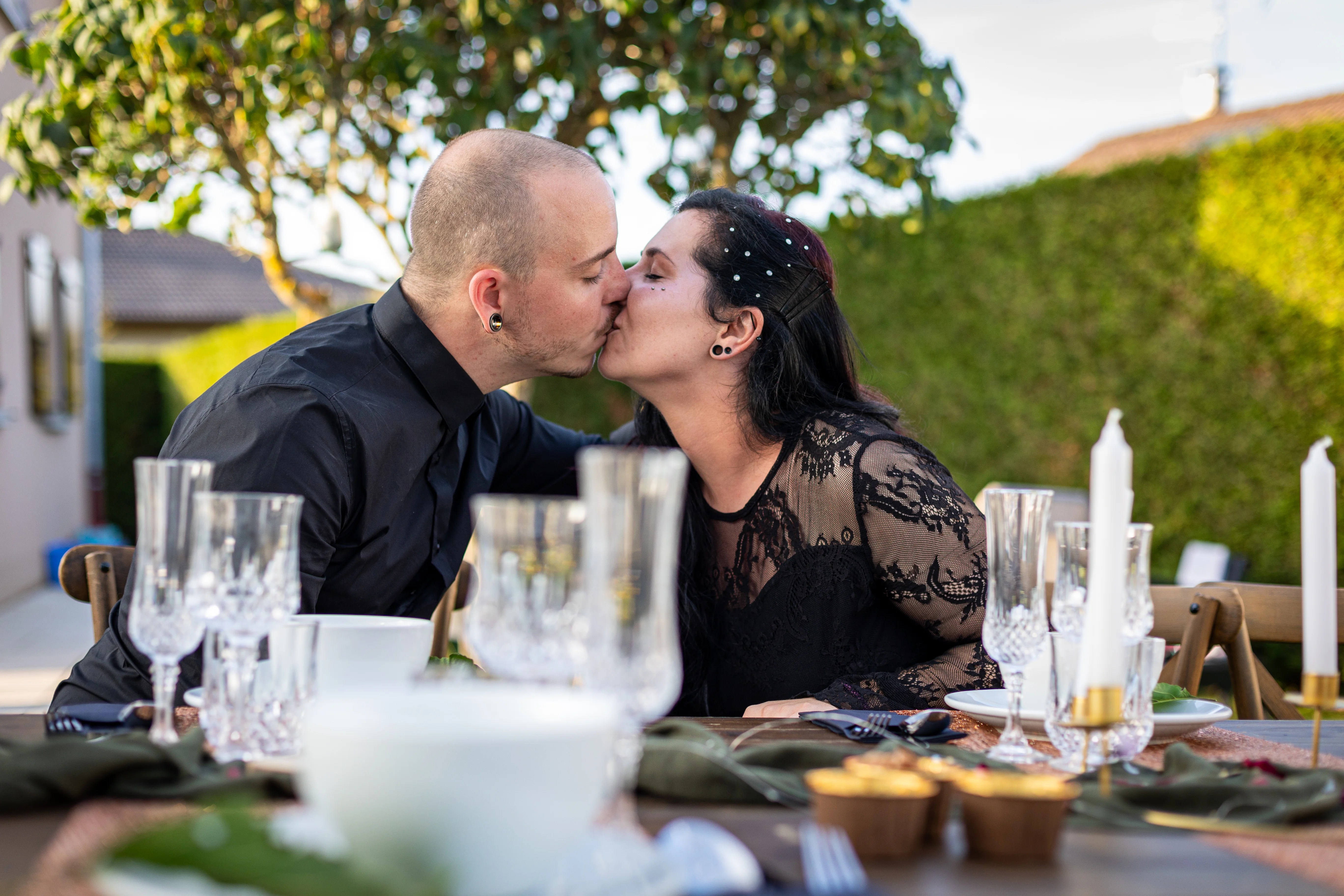 Mariés qui s'embrassent à table en Haute-Savoie photographiés par Marine Bourely Photographe