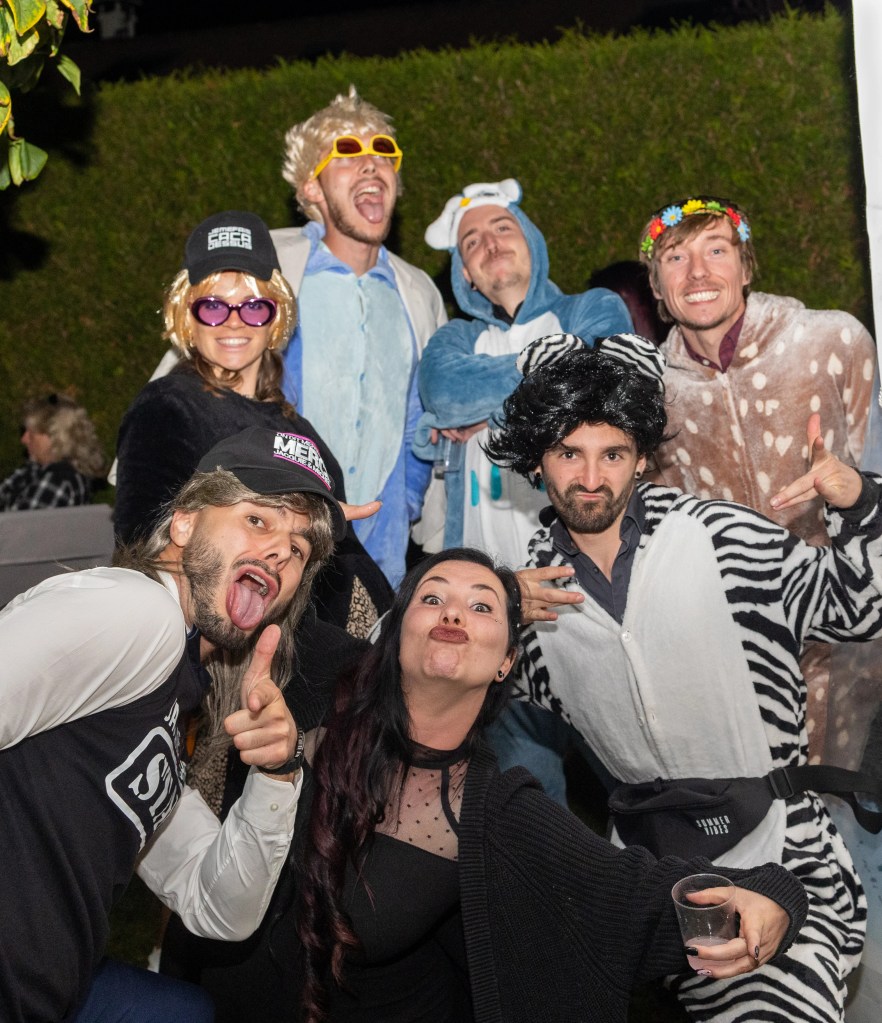 Groupe d'amis déguisés lors d'une fête en Haute-Savoie photographié par Marine Bourely Photographe