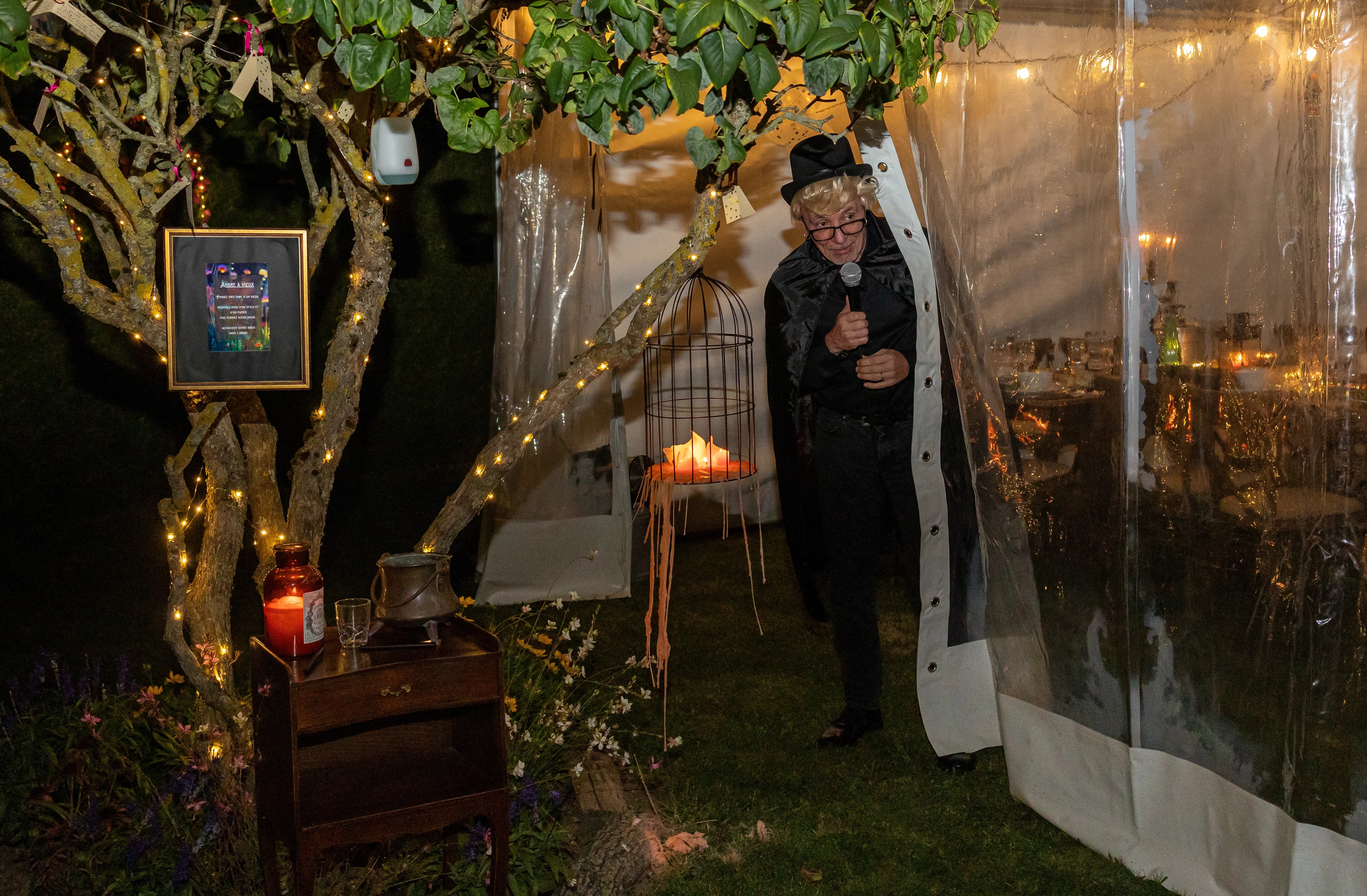 Homme déguisé en magicien sortant d'un chapiteau lors d'une fête photographié par Marine Bourely Photographe