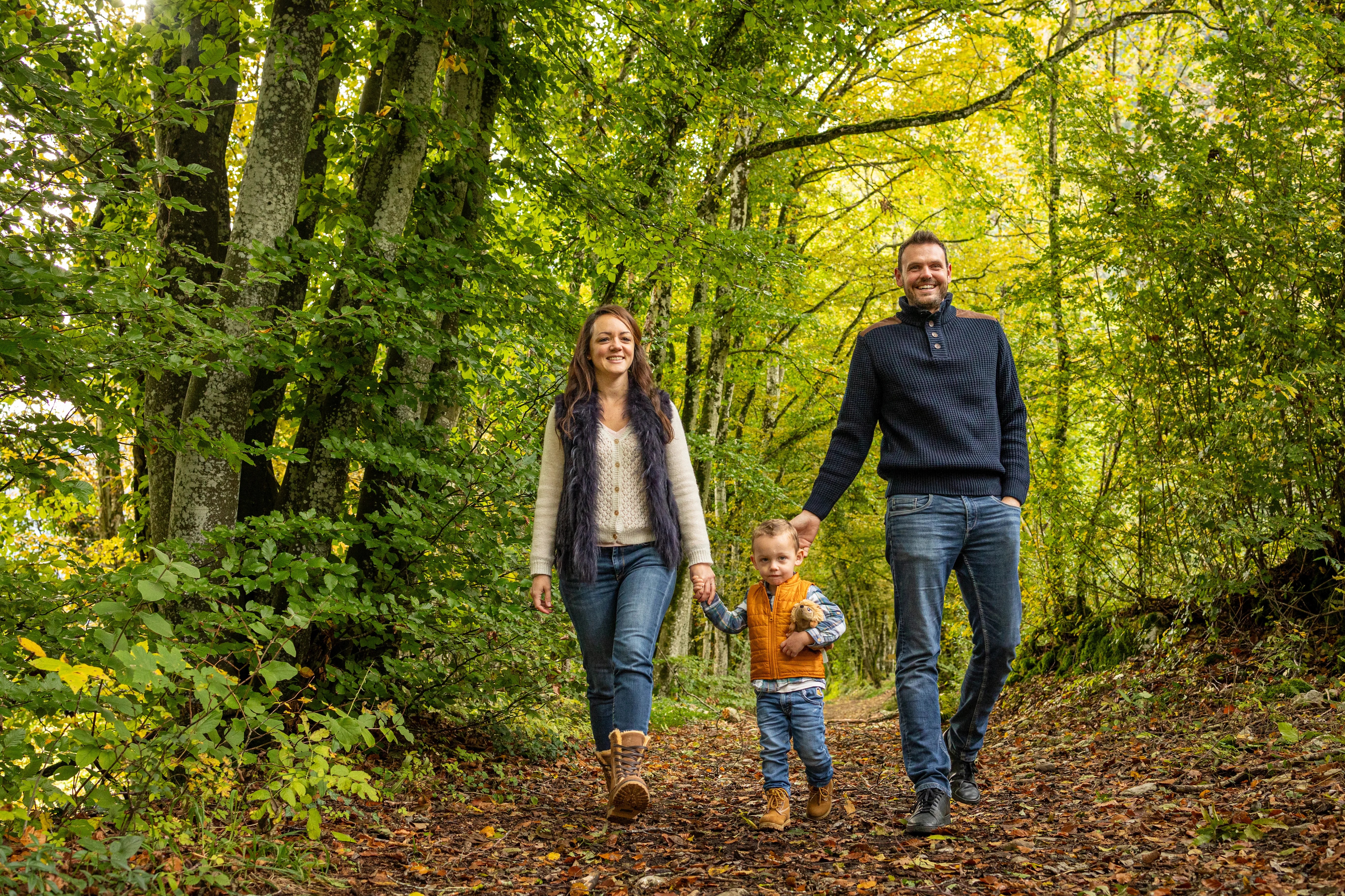 Famille qui se balade dans les bois en automne photographiée par Marine Bourely Photographe