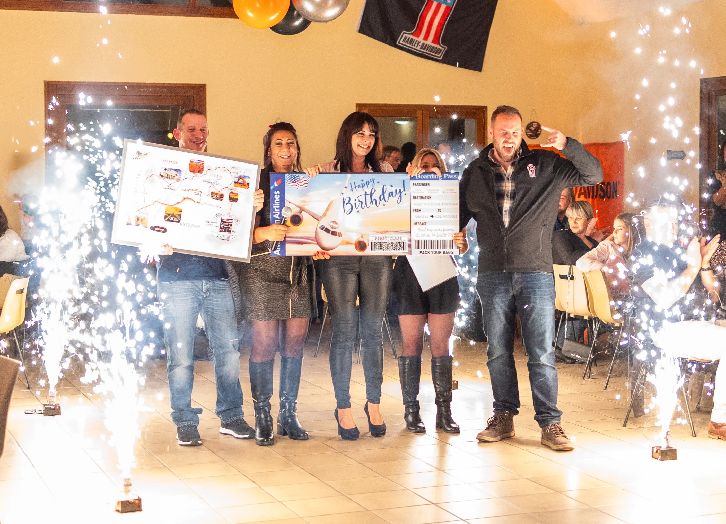 Remise d'un chèque cadeau lors d'un anniversaire surprise vers Annecy photographié par Marine Bourely Photographe