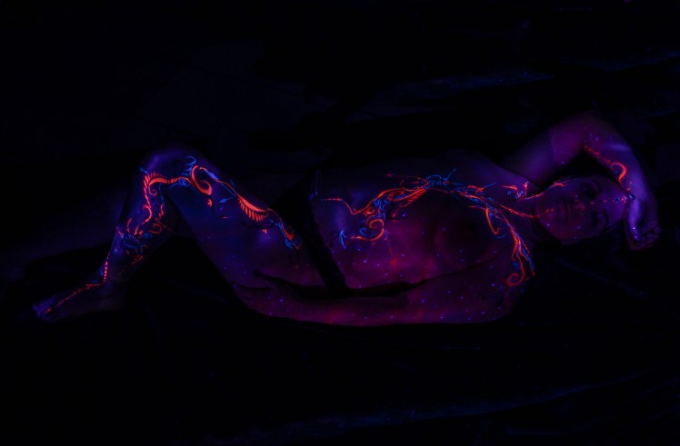 Femme allongée bodypaint aux UV photographiée par Marine Bourely Photographe