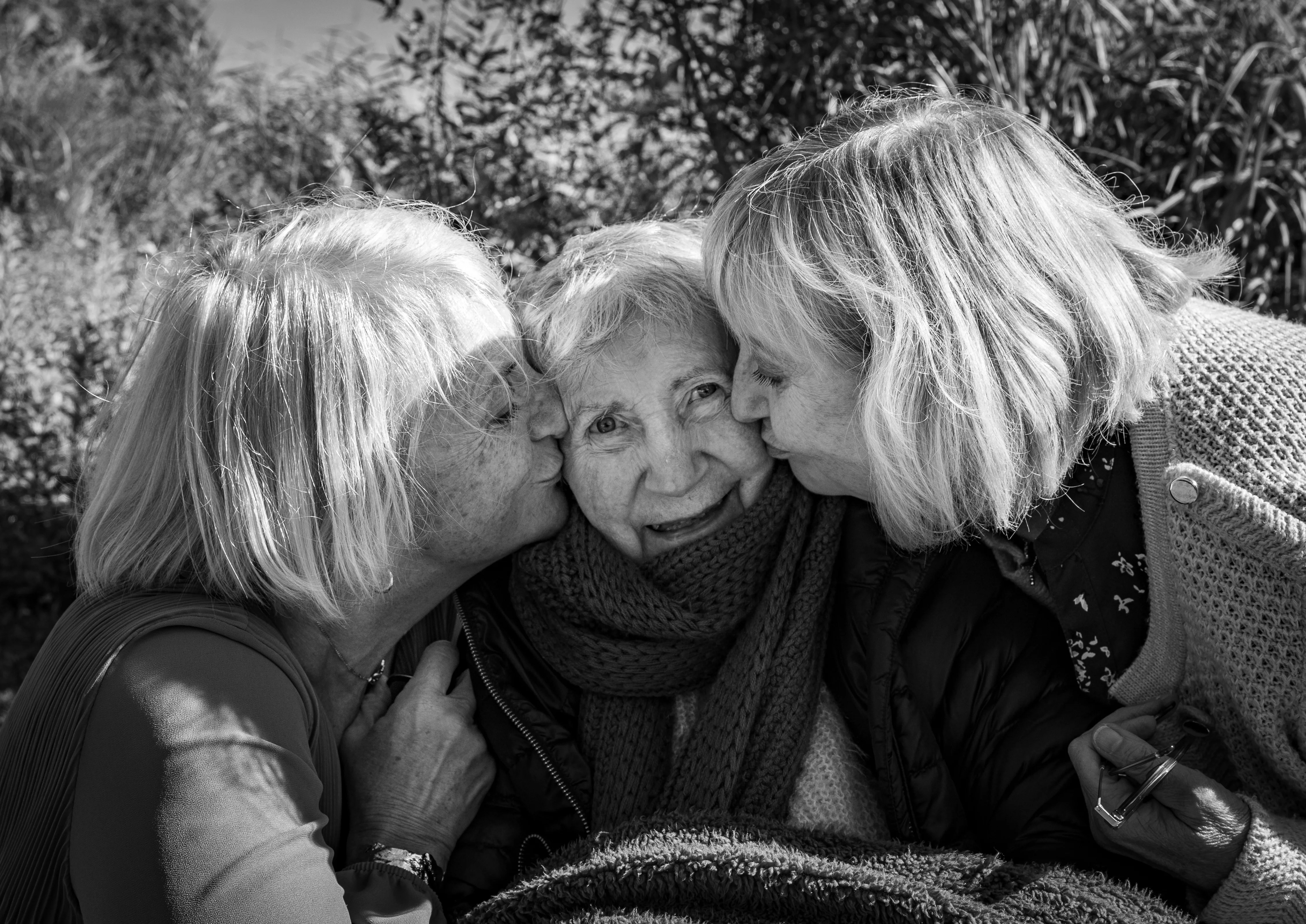 Deux femmes qui embrassent leur mère de 90 ans photographiées par Marine Bourely Photographe