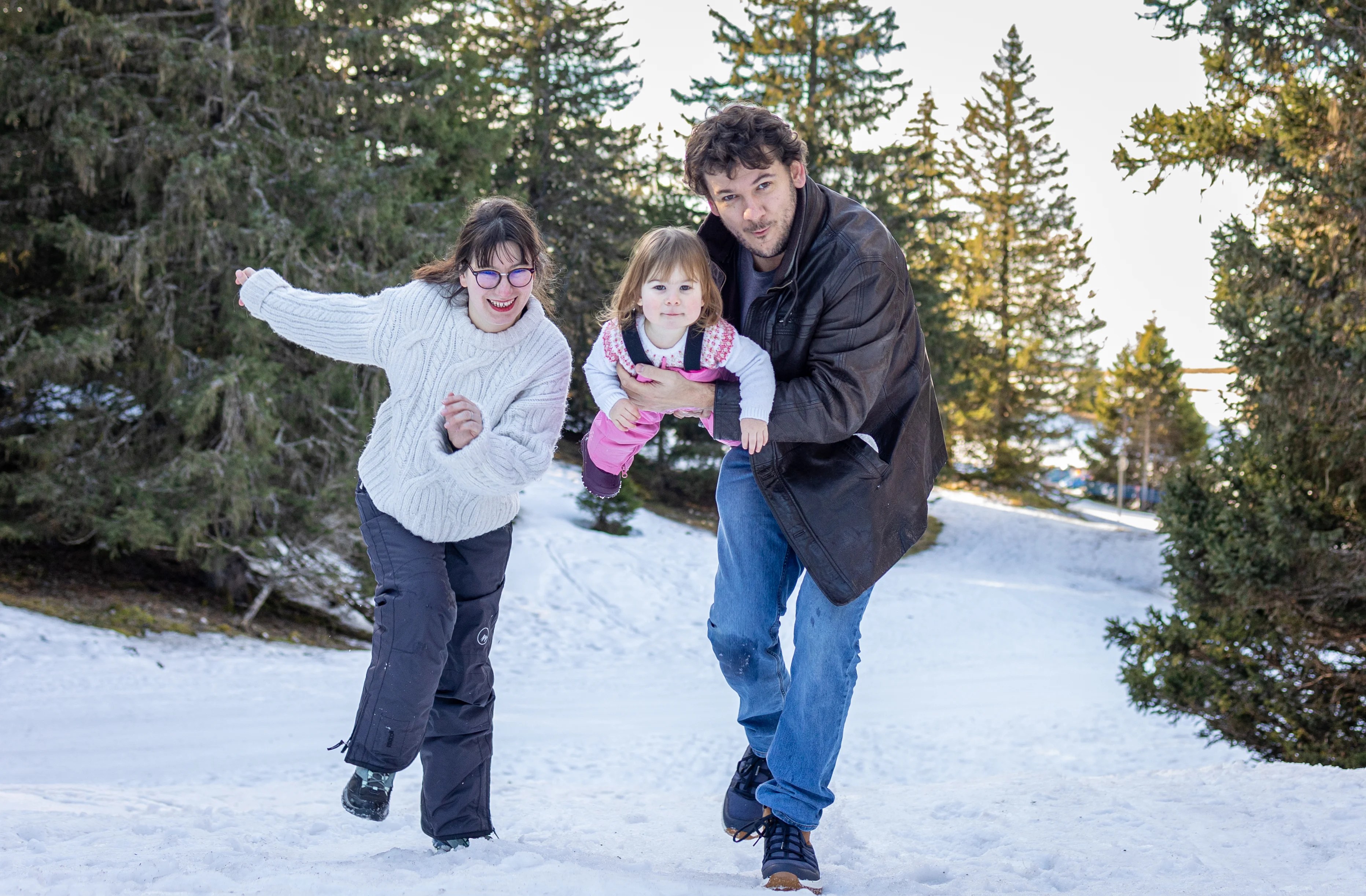 Famille qui joue dans la neige au semnoz photographiée par Marine Bourely Photographe