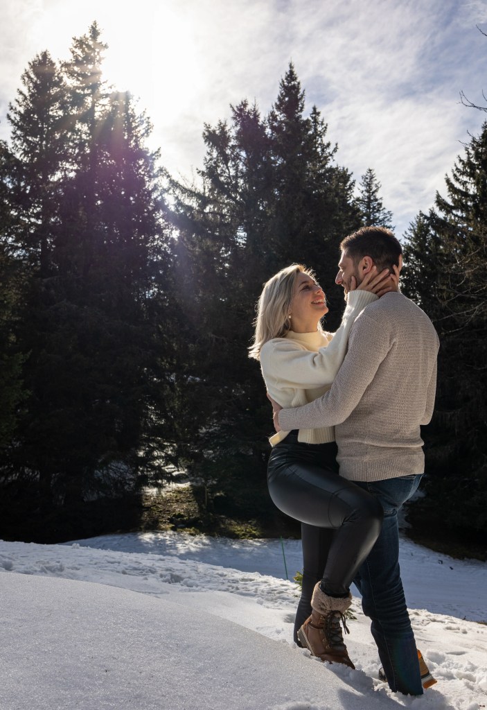 Couple s'embrassant dans la neige au Semnoz photographié par Marine Bourely Photographe