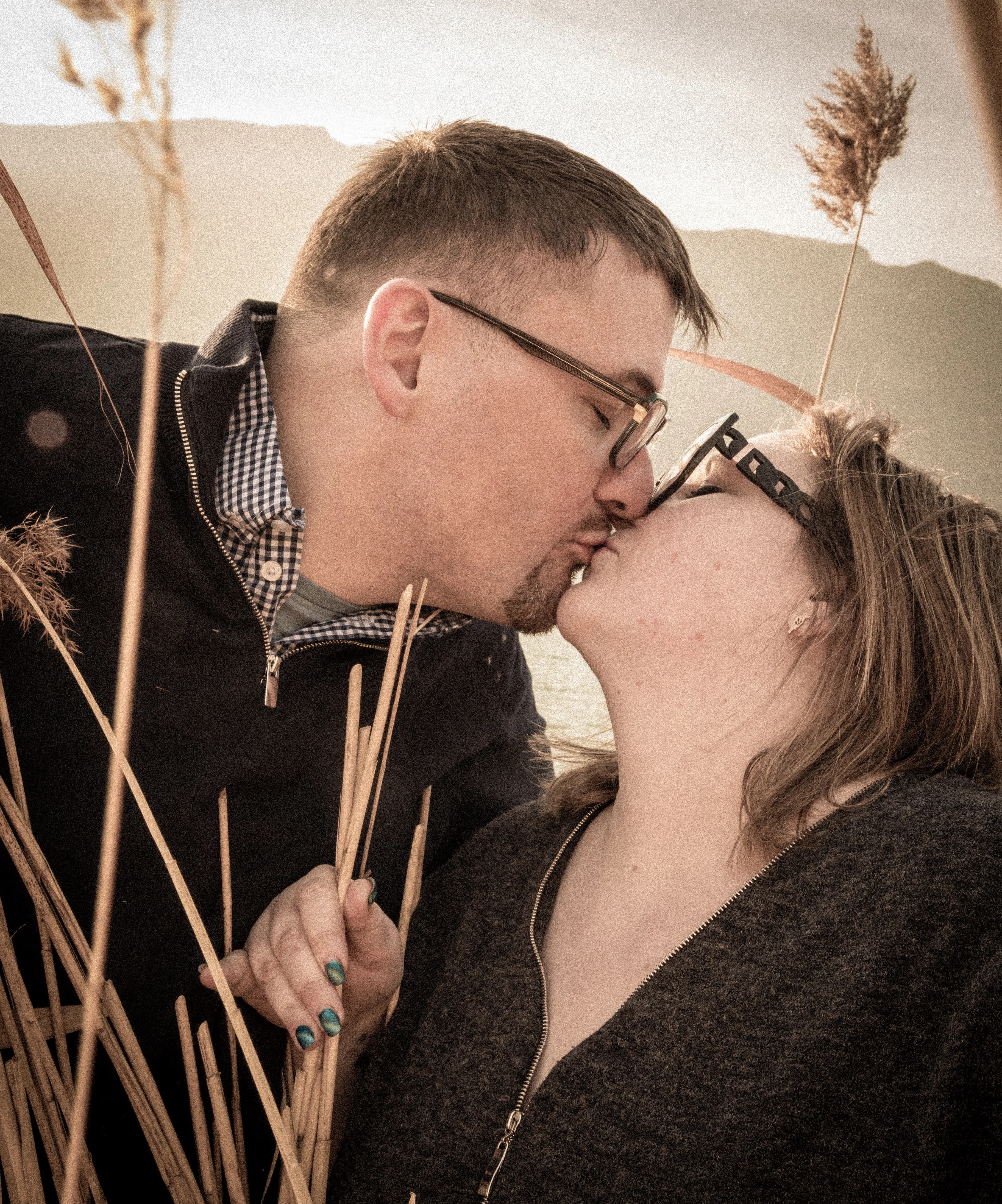Couple qui s'embrasse au lac du Bourget photographié par Marine Bourely Photographe