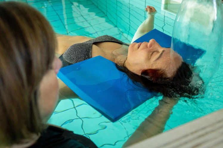 Femme bénéficiant d'un soin de thérapie dans une piscine à l'espace de bien-être La Méditrine vers Aix-les-Bains photographiée par Marine Bourely Photographe