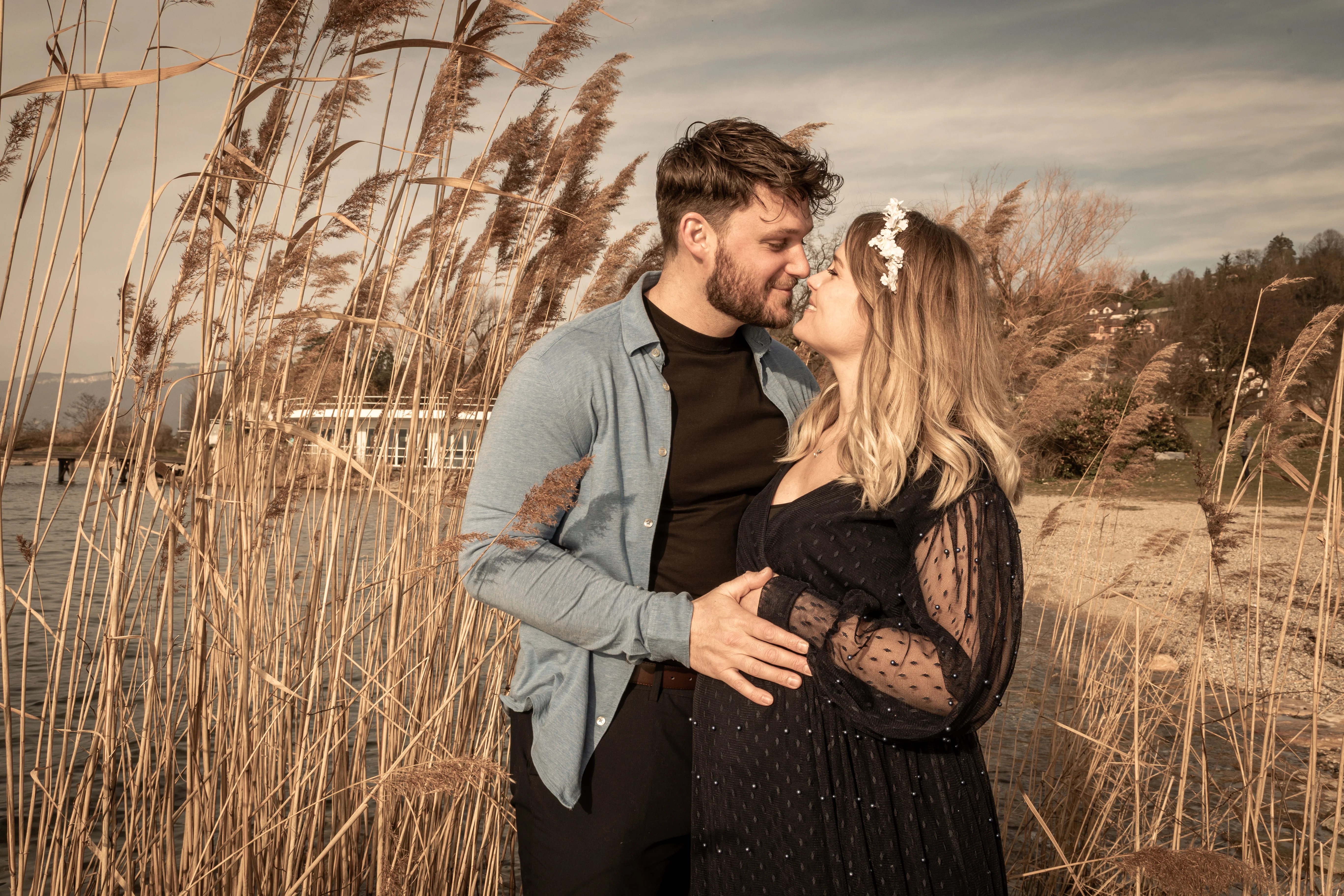 Couple amoureux avec femme enceinte qui se regarde sur un ponton devant le lac du Bourget à Aix-les-Bains photographié par Marine Bourely Photographe