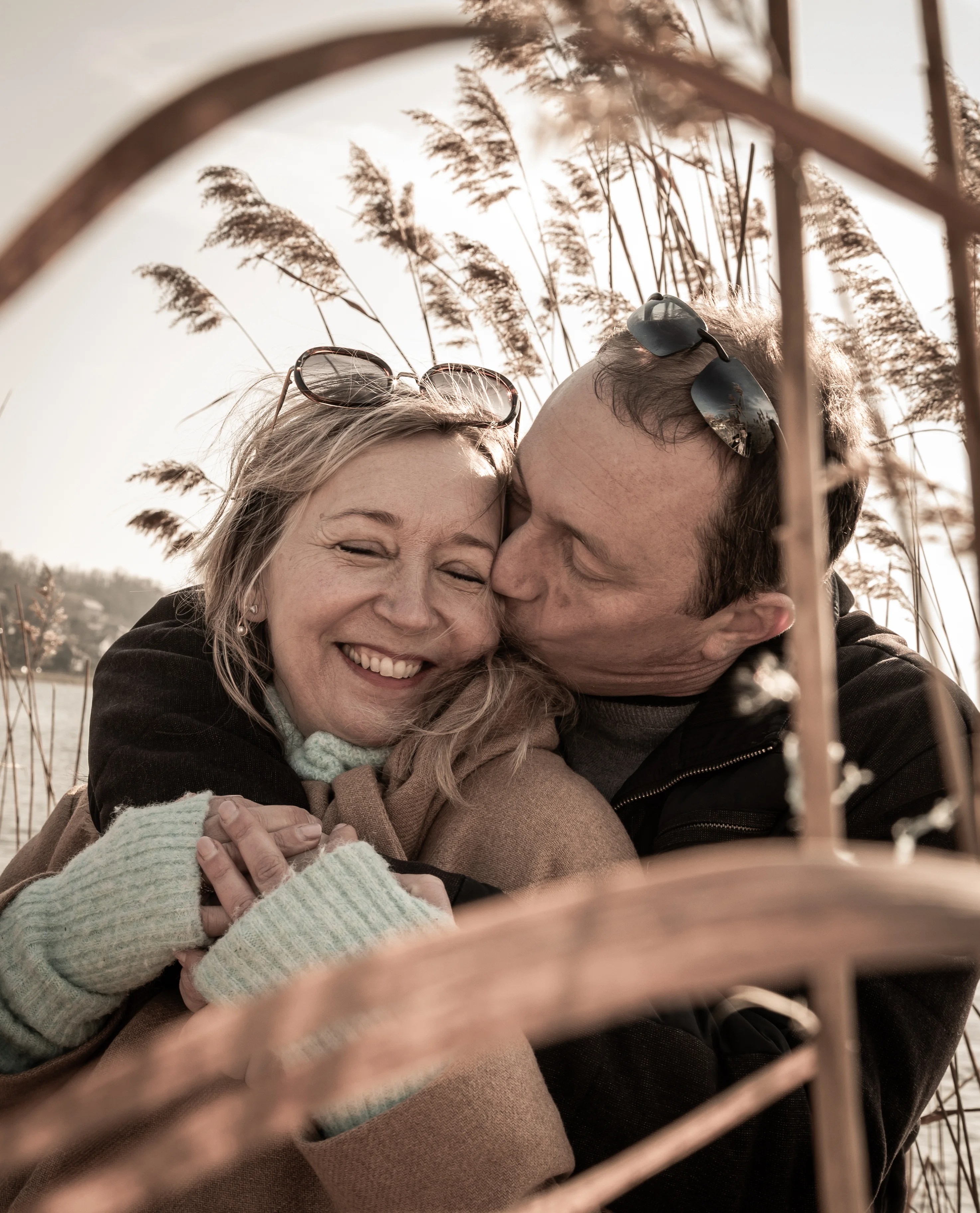 Couple qui s'embrasse au bord du lac du Bourget photographié par Marine Bourely Photographe