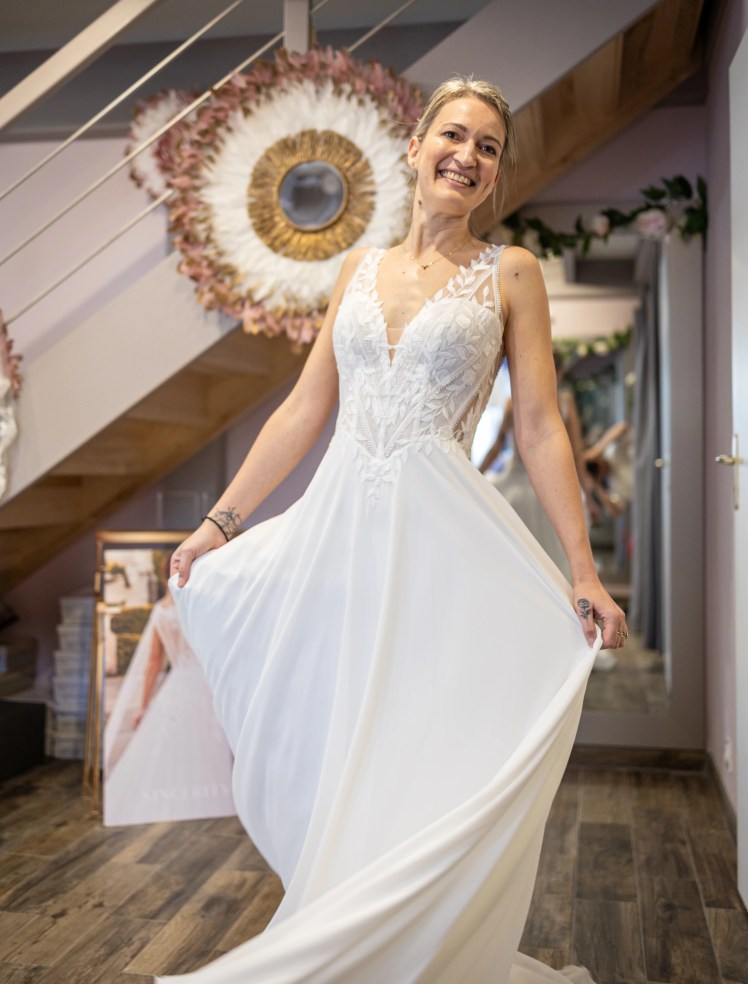 Future mariée faisant virevolter sa robe lors de l'essayage photographiée par Marine Bourely Photographe