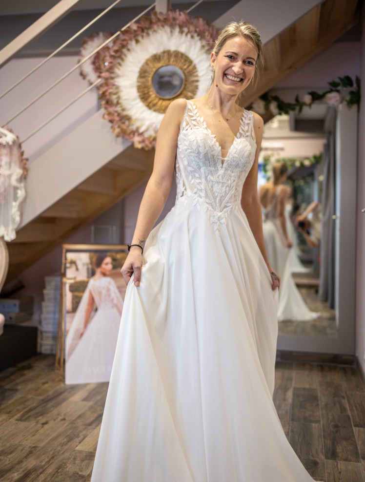 Future mariée heureuse de son essayage photographiée par Marine Bourely Photographe