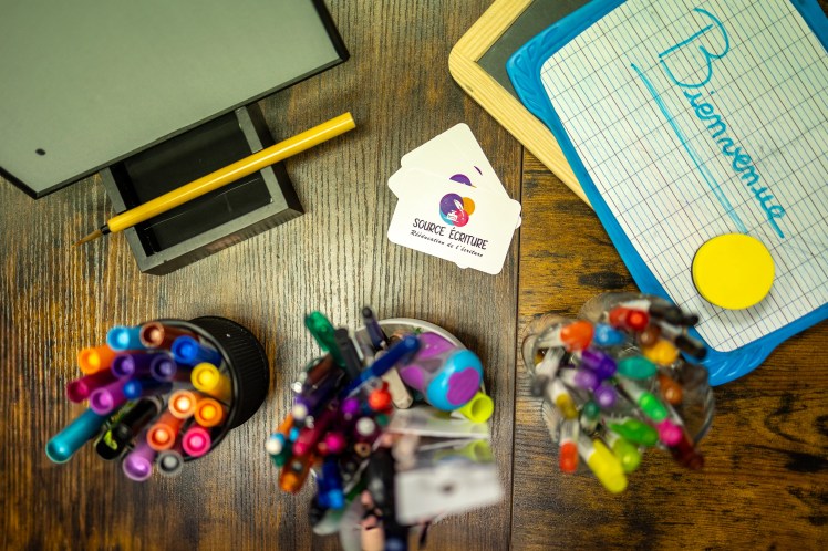 Matériel et carte de visite de Source Ecriture graphothérapeuthe photographiée par Marine Bourely Photographe