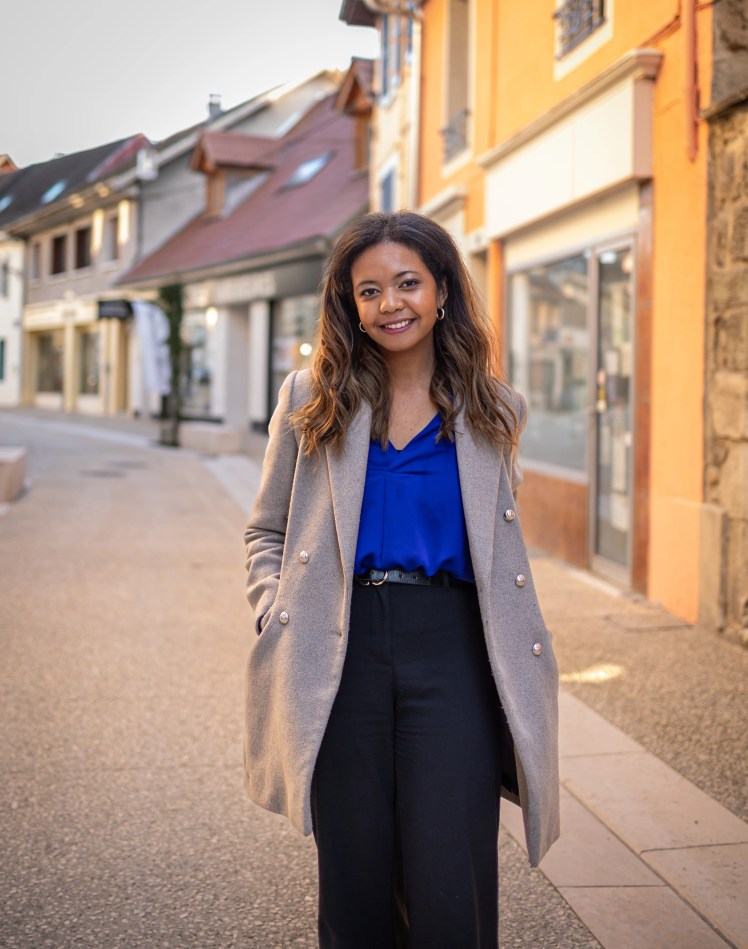 Portrait d'une femme souriante dans la rue photographiée par Marine Bourely Photographe