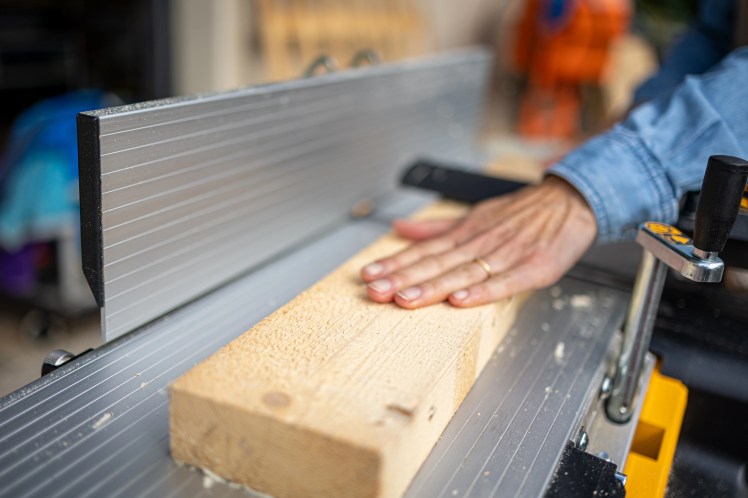 Personne qui travaille le bois dans son atelier Coeur de Boiserine vers Annecy photographiée par Marine Bourely photographe