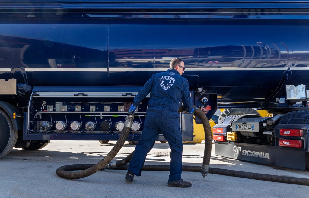 Photo portrait pro LG transport camion citerne alpes Marine Bourely photographe annecy aix les bains rumilly chanaz
