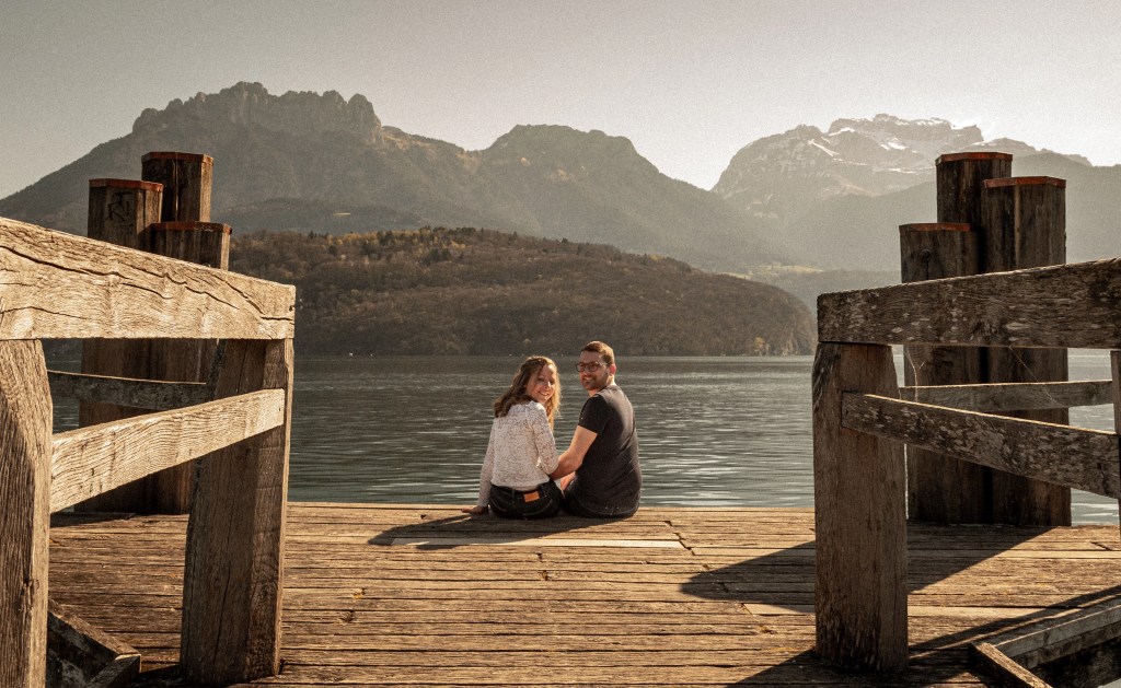 Photo séance d'engagement couple qui s'embrasse sur ponton saint jorioz bord du lac d'Annecy Marine Bourely photographe annecy aix les bains rumilly chanaz