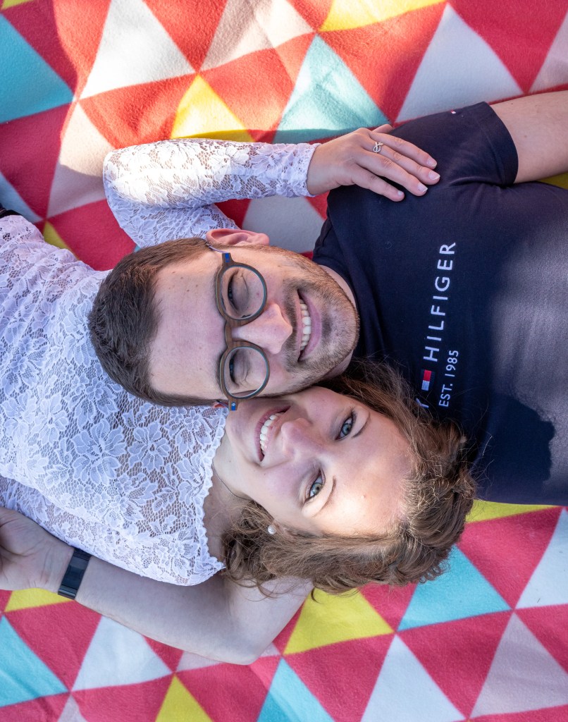 Photo séance d'engagement couple qui s'embrasse sur ponton saint jorioz bord du lac d'Annecy Marine Bourely photographe annecy aix les bains rumilly chanaz