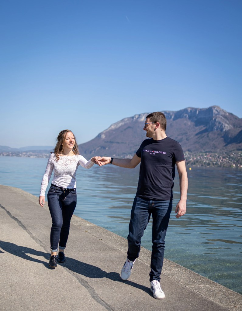 Photo séance d'engagement couple qui s'embrasse sur ponton saint jorioz bord du lac d'Annecy Marine Bourely photographe annecy aix les bains rumilly chanaz