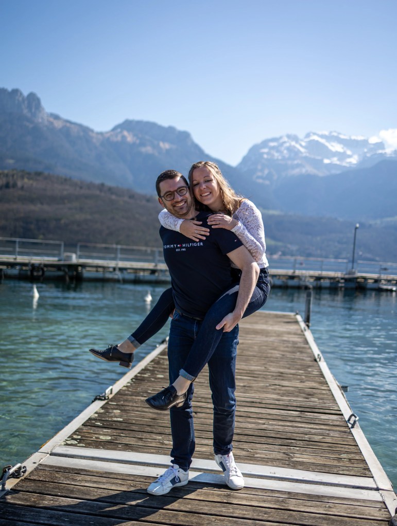 Photo séance d'engagement couple qui s'embrasse sur ponton saint jorioz bord du lac d'Annecy Marine Bourely photographe annecy aix les bains rumilly chanaz