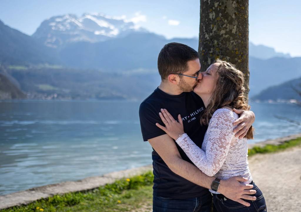 Photo séance d'engagement couple qui s'embrasse sur ponton saint jorioz bord du lac d'Annecy Marine Bourely photographe annecy aix les bains rumilly chanaz