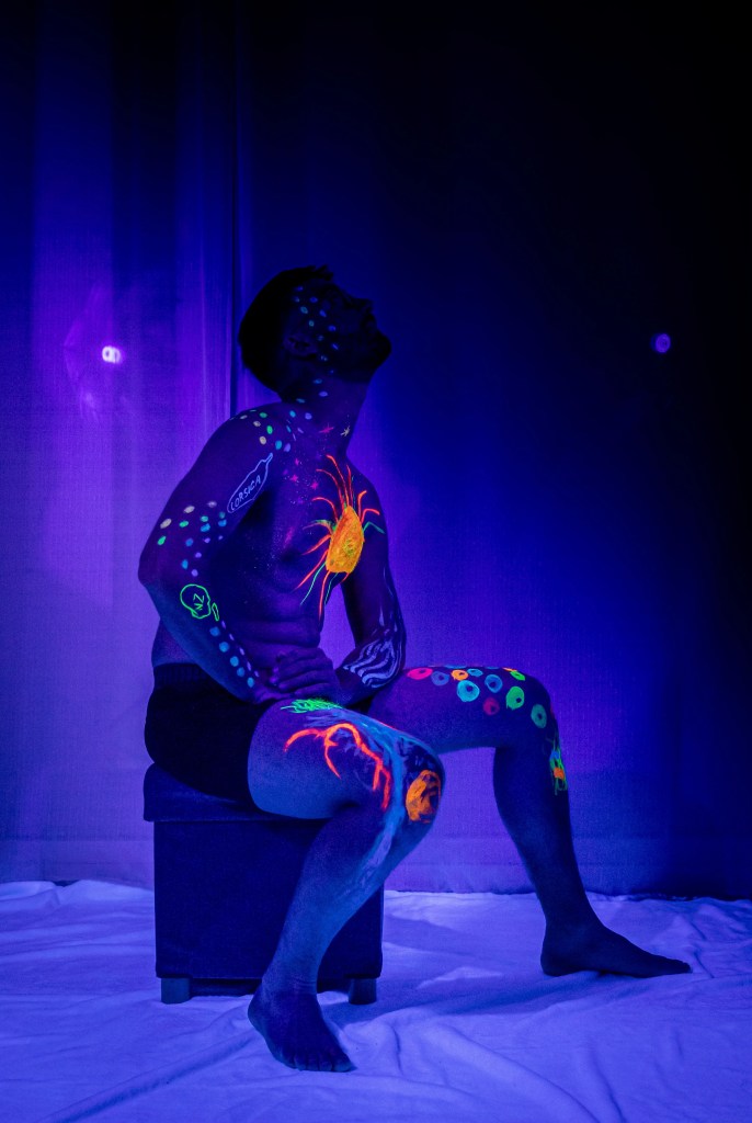 Homme bodypaint aux uv pendant atelier art photo thérapie