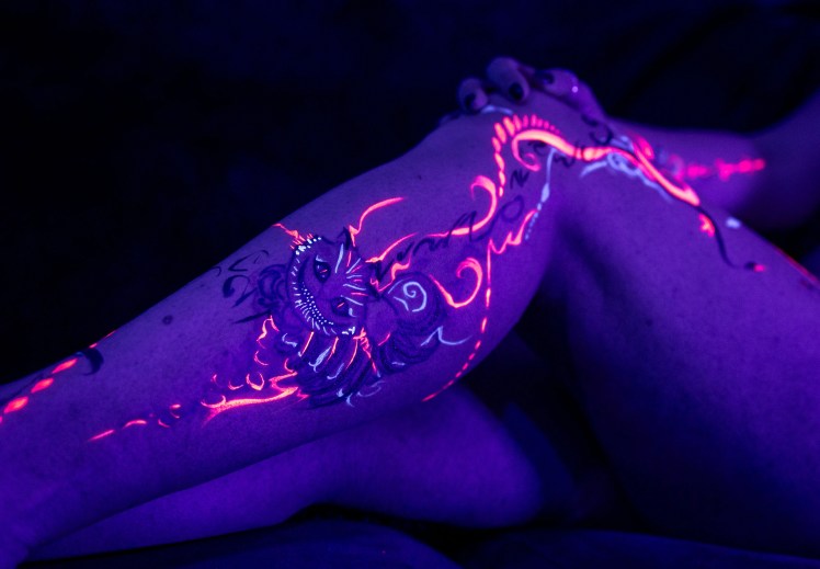 Tatouage magnifiiez par  bodypaint uv photographiée par Marine Bourely Photographe