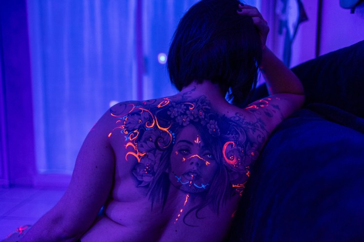 Tatouage magnifiiez par  bodypaint uv photographiée par Marine Bourely Photographe