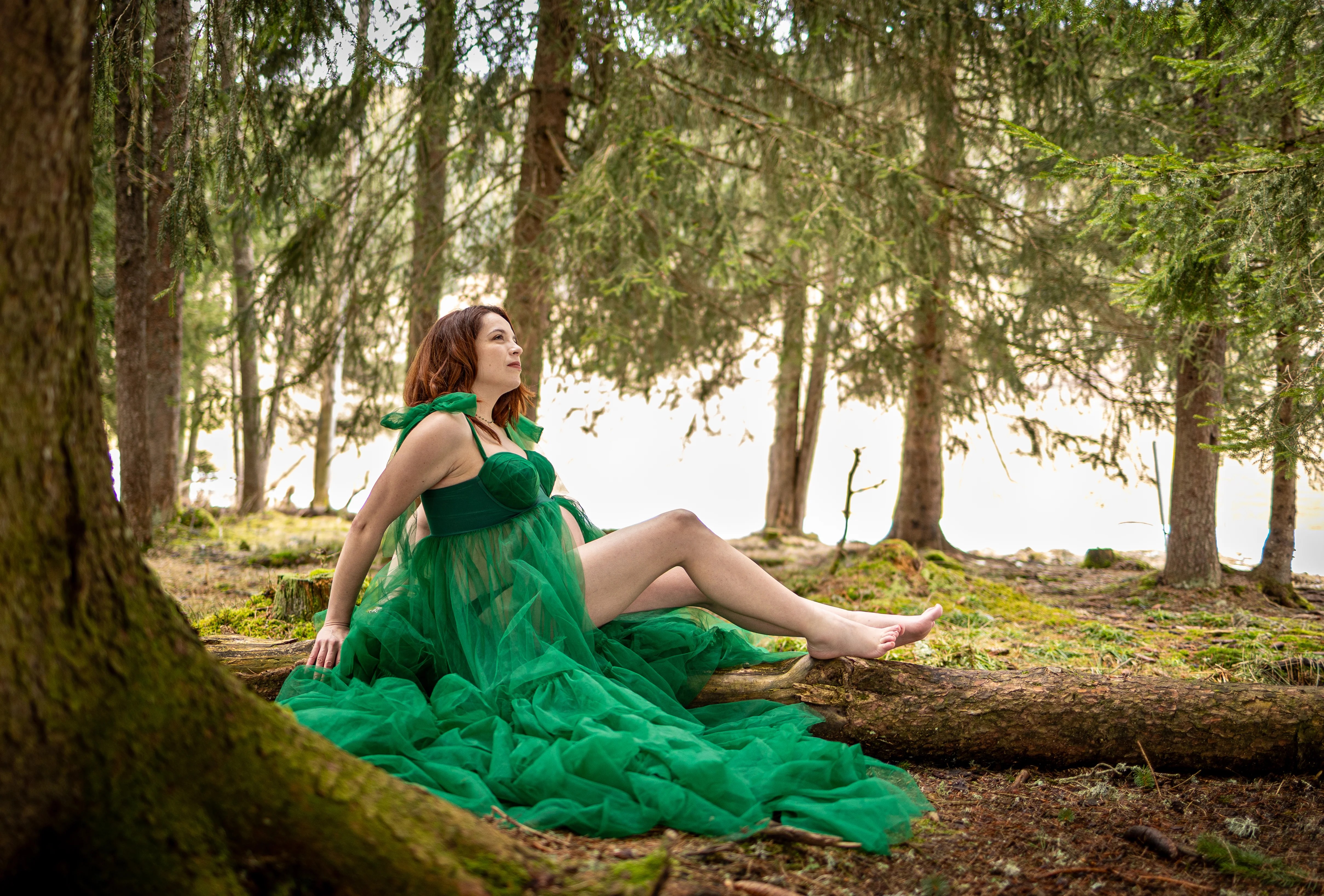 femme enceinte forêt plateau des glières vers Annecy photographiée par Marine Bourely Photographe