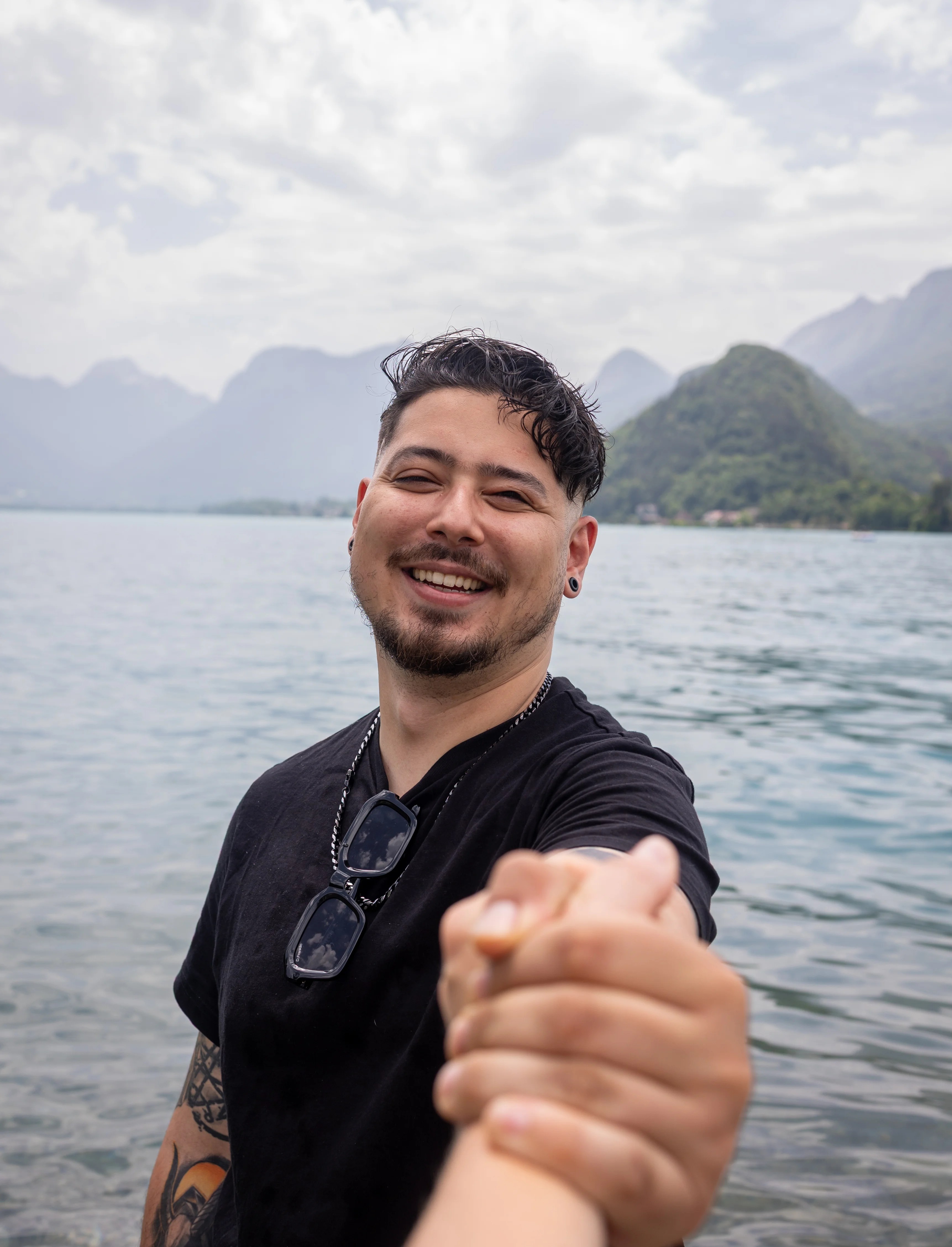 Homme talloires vers Annecy photographiée par Marine Bourely Photographe