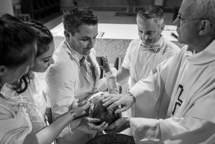 baptême bébé église de rumilly photographié par Marine Bourely photographe