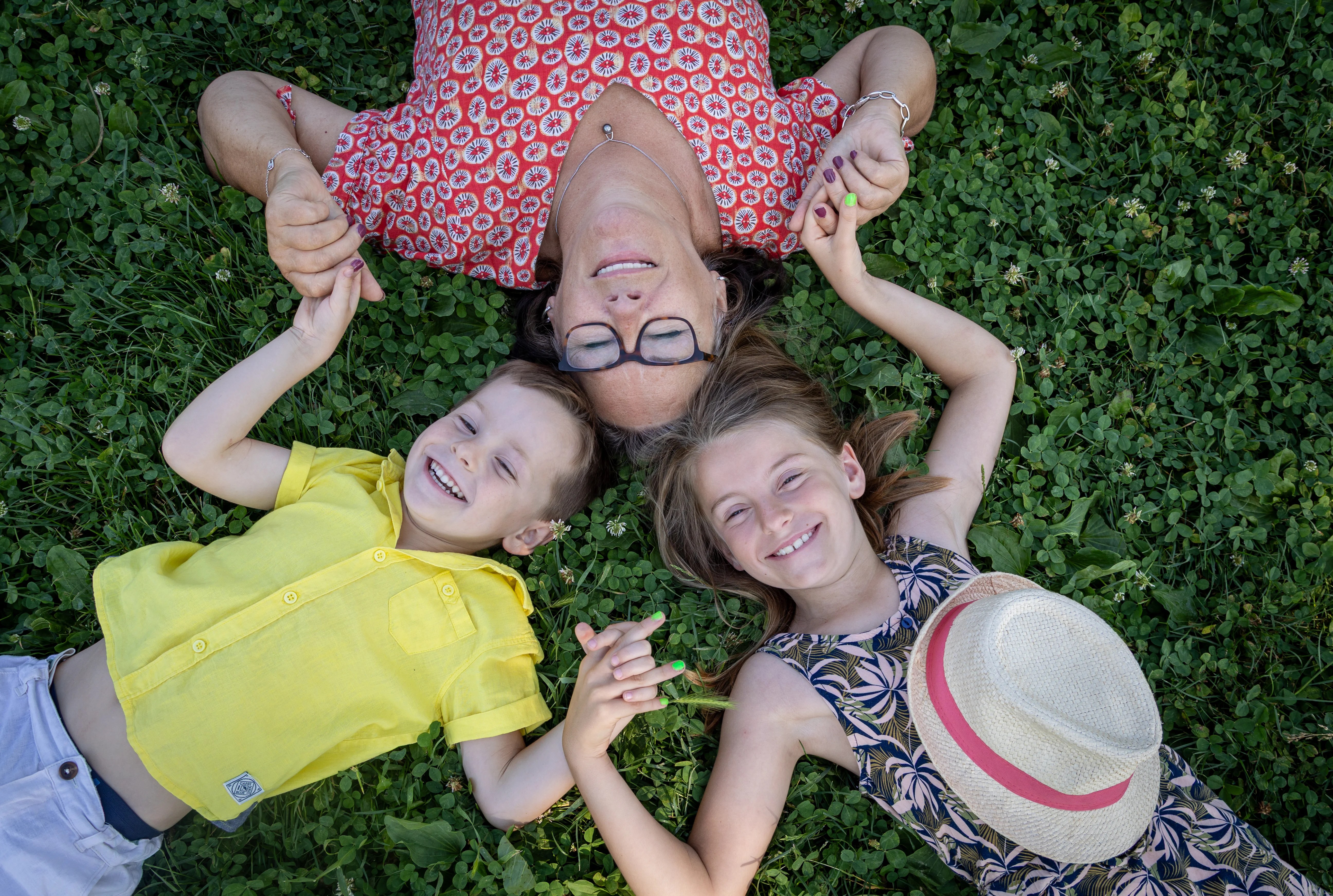 Grand mère petits enfants vers Aix les Bains lac du bourget photographiée par Marine Bourely Photographe