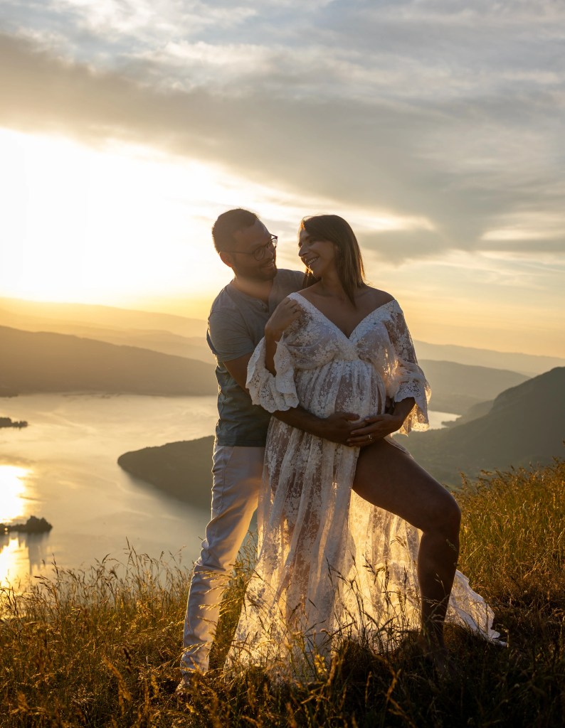 Couple femme enceinte robe de grossesse col de la forclaz vers Annecy photographiée par Marine Bourely Photographe