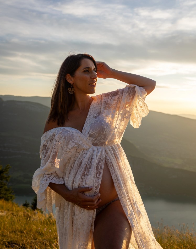 femme enceinte robe de grossesse col de la forclaz vers Annecy photographiée par Marine Bourely Photographe