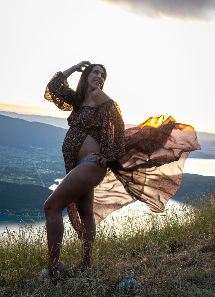 femme enceinte robe de grossesse col de la forclaz vers Annecy photographiée par Marine Bourely Photographe
