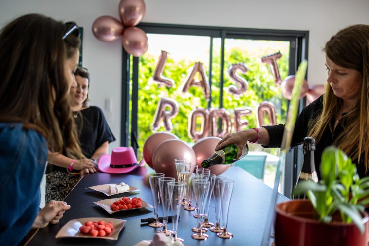 evjf service champagne entre fille photographié par Marine Bourely Photographe