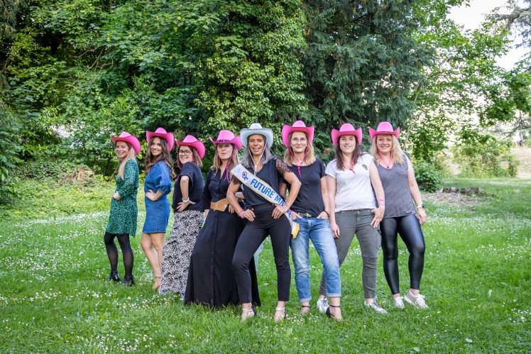 evjf pose entre femmes photographié par Marine Bourely Photographe