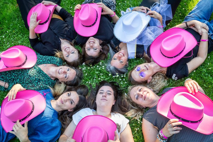 evjf pose entre femmes photographié par Marine Bourely Photographe
